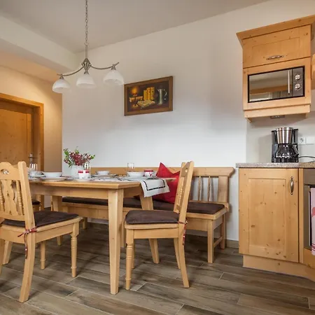 Historischer Bauernhof Schabus ファームステイ Tröpolach